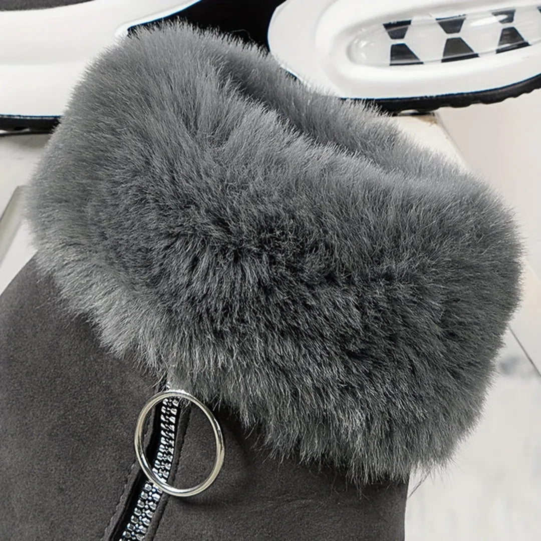 Grauer Winterstiefel mit Kunstfellbesatz und Reißverschluss, ideal für kalte Tage. Modischer Damenstiefel, warm und stilvoll.