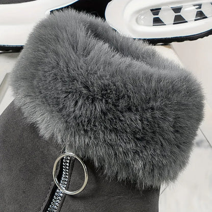 Grauer Winterstiefel mit Kunstfellbesatz und Reißverschluss, ideal für kalte Tage. Modischer Damenstiefel, warm und stilvoll.
