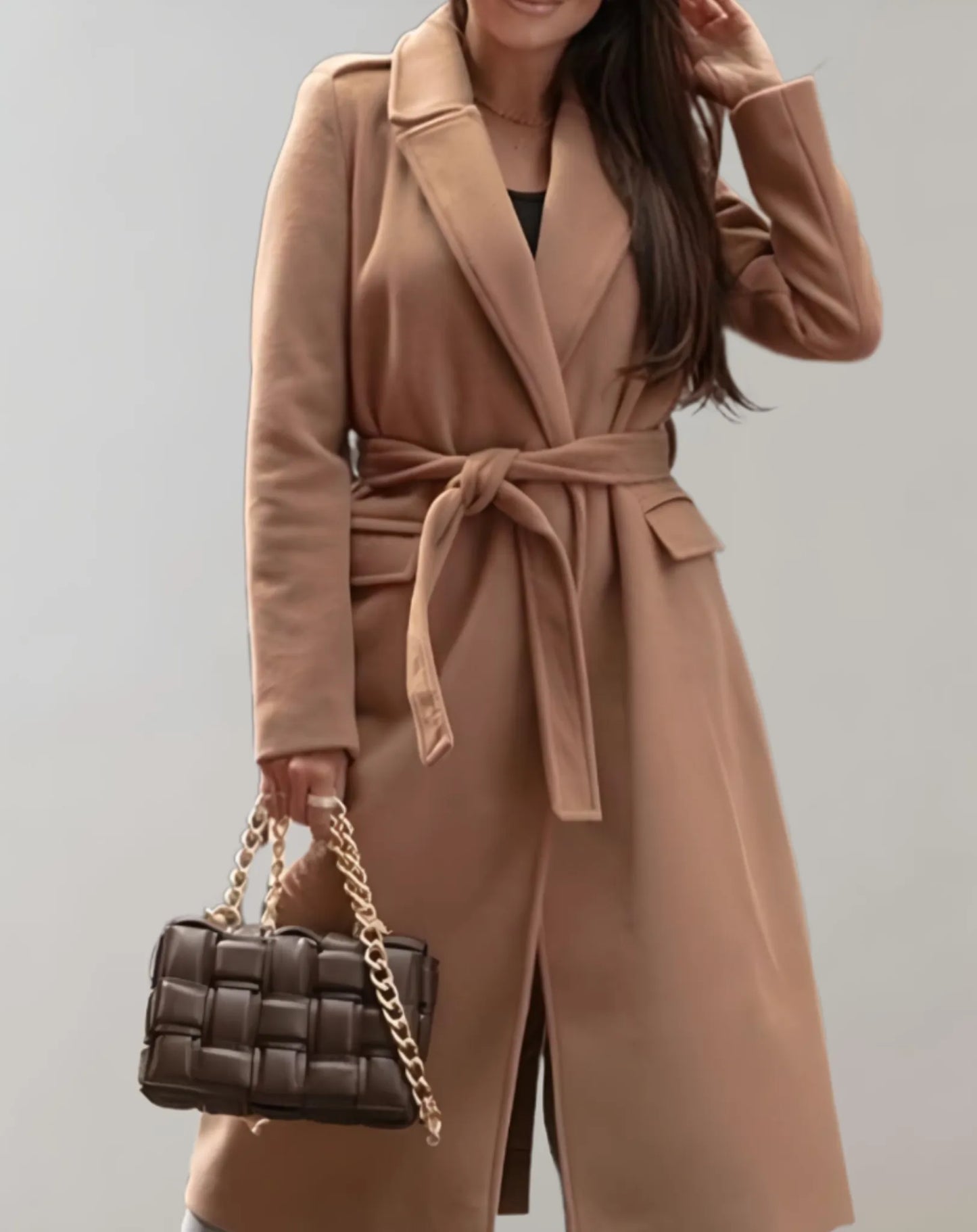 Damenmantel in Camel mit Gürtel, elegantes Design, ideal für Herbstmode. Kombiniert mit geflochtener Handtasche, stilvoll und modern.
