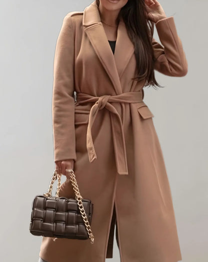 Damenmantel in Camel mit Gürtel, elegantes Design, ideal für Herbstmode. Kombiniert mit geflochtener Handtasche, stilvoll und modern.