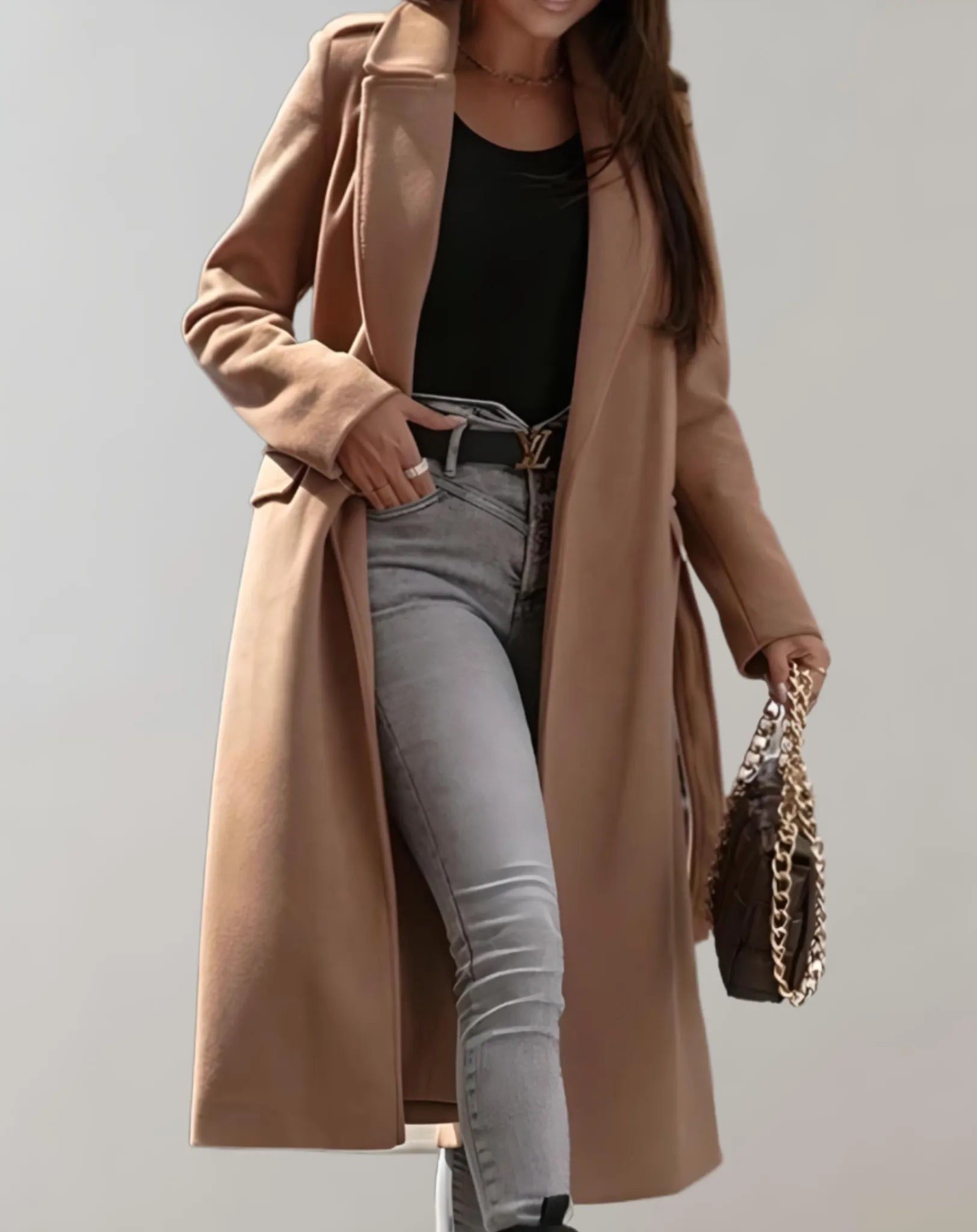 Eleganter Damen-Wollmantel in Camel, kombiniert mit schwarzem Top und grauer Jeans. Perfekt für stilvolle Herbst- und Wintermode.