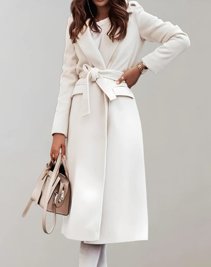 Eleganter weißer Damenmantel mit Gürtel, ideal für Herbst und Winter. Stilvoll und modern, perfekt für modebewusste Frauen.