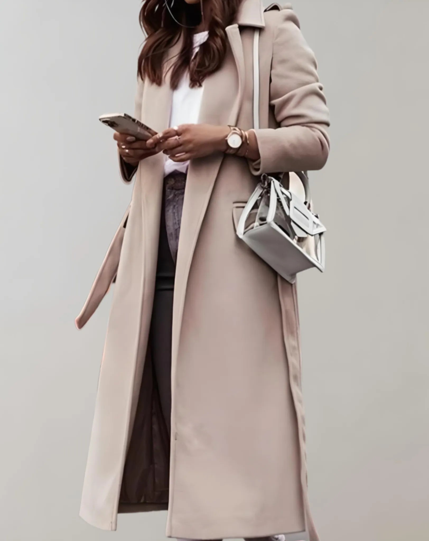 Damenmode: Eleganter beiger Trenchcoat, kombiniert mit weißem Oberteil und modischer Handtasche. Perfekt für stilvolle Herbst- und Winteroutfits.