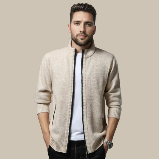 Herren-Strickjacke in Beige, Reißverschluss, Stehkragen, modisch, bequem, ideal für Herbst/Winter, vielseitig kombinierbar, zeitloses Design.