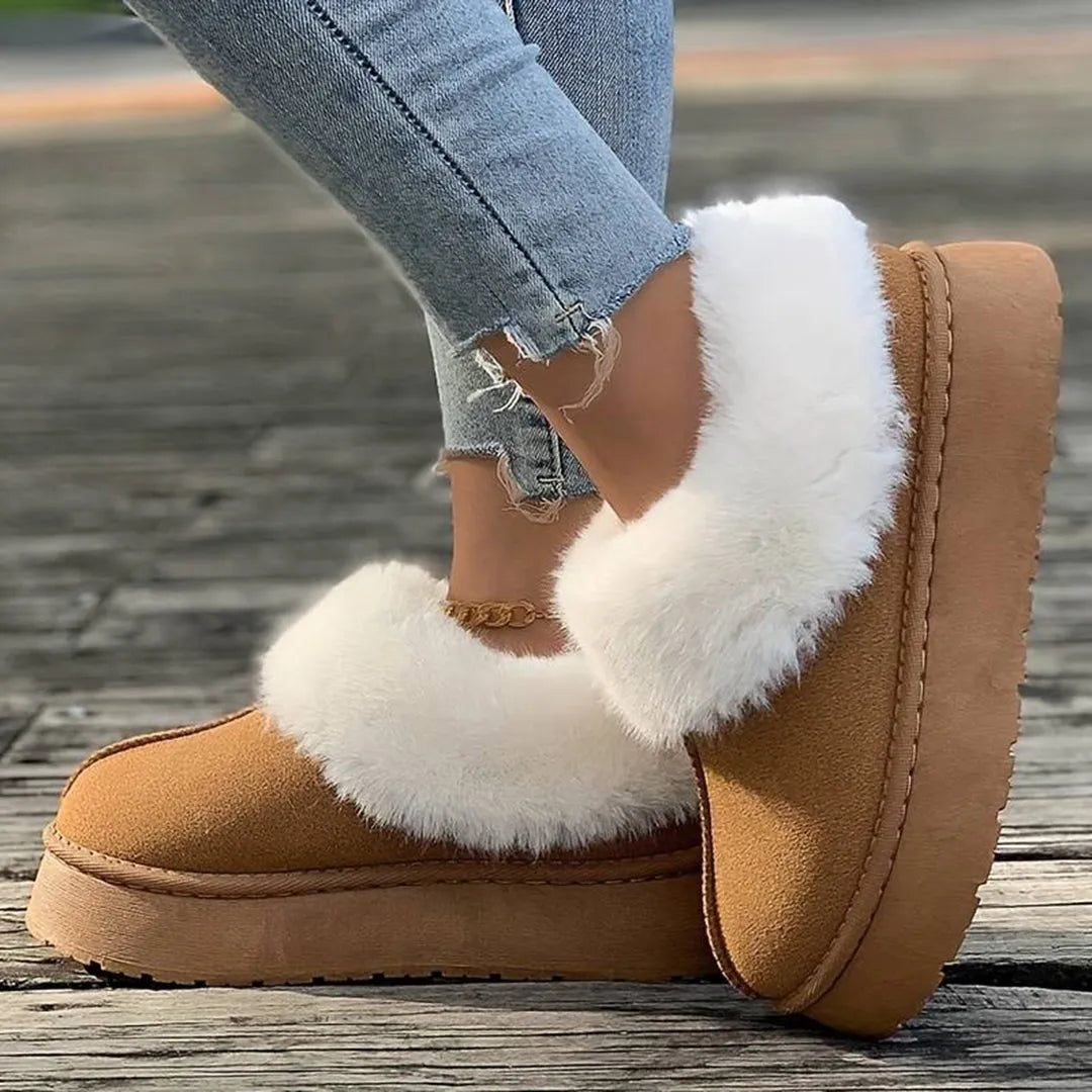 Damen Hausschuhe aus braunem Wildleder mit weißem Kunstfell, rutschfeste Sohle, ideal für Winter, gemütlich und warm. Perfekt für Zuhause.