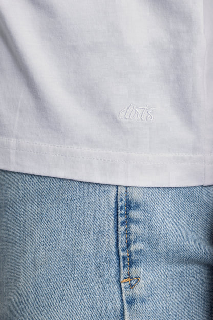 Weißes T-Shirt aus Baumwolle mit Stickerei, kombiniert mit hellblauer Jeans.
