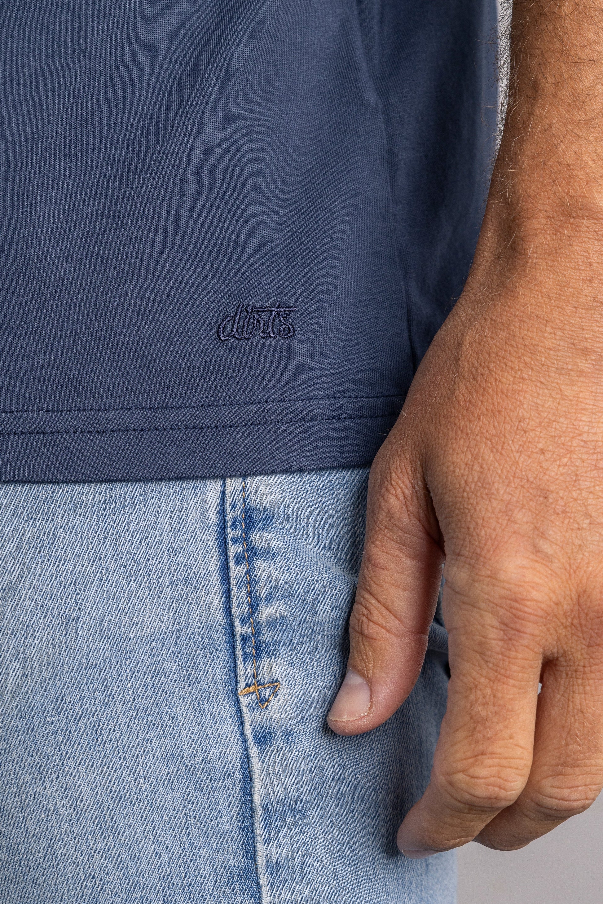 Dunkelblaues T-Shirt aus Baumwolle, Detailansicht mit Hand, Jeans, lässige Herrenmode.