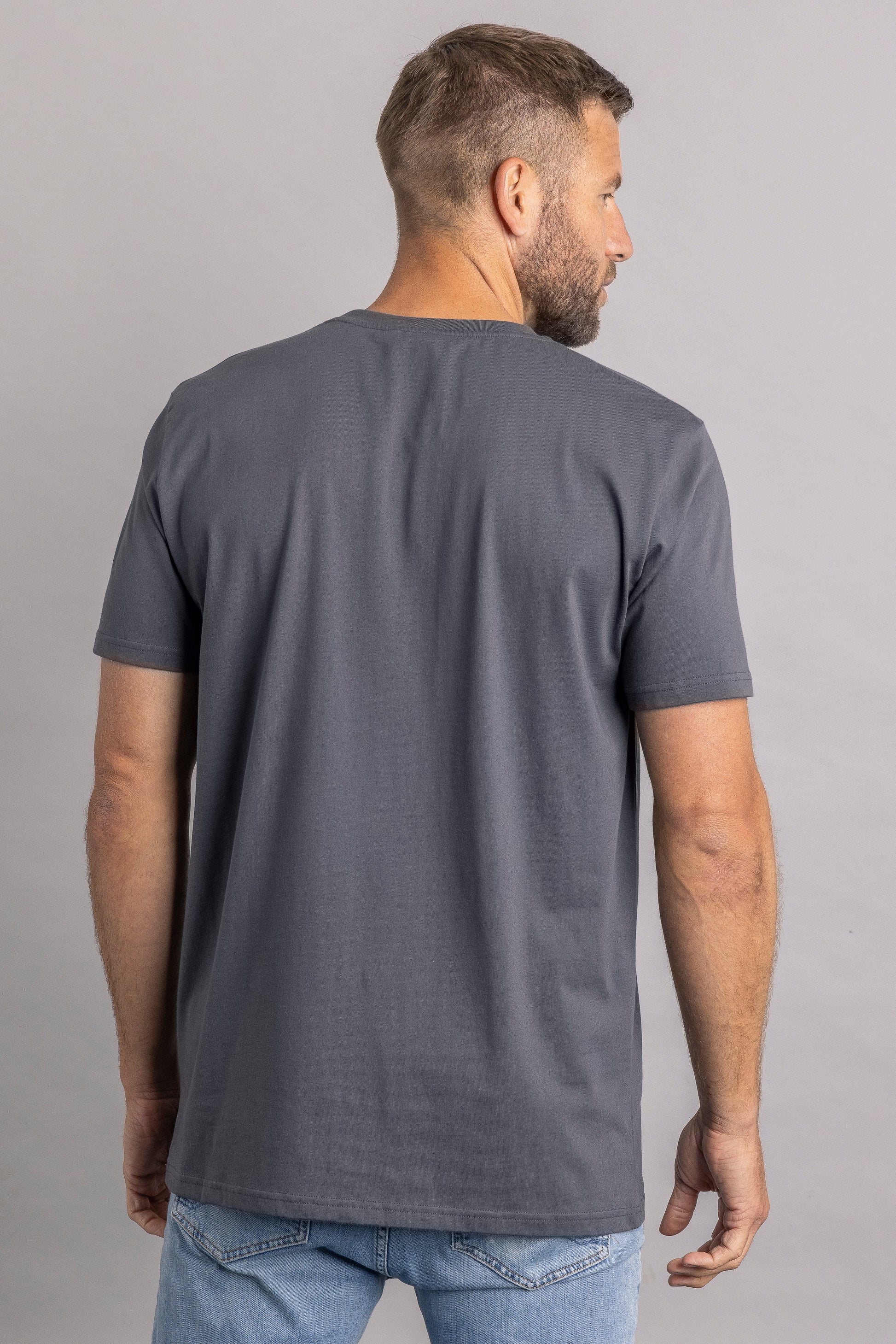 Mann in grauem T-Shirt aus Baumwolle, Rückansicht, lässige Mode, Herrenbekleidung.