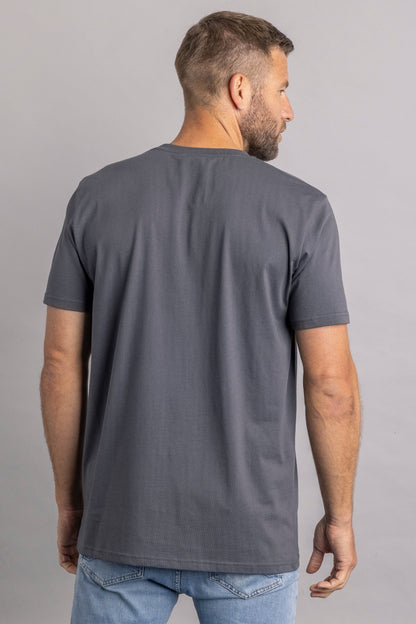 Mann in grauem T-Shirt aus Baumwolle, Rückansicht, lässige Mode, Herrenbekleidung.