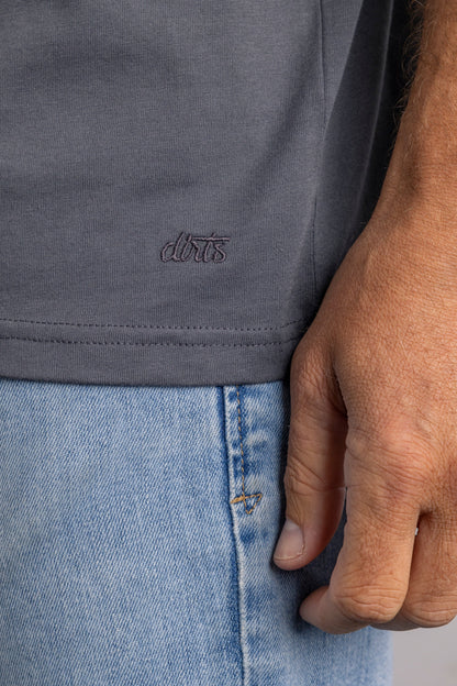 Graues T-Shirt aus Baumwolle, Detailansicht mit Stickerei, getragen mit blauer Jeans.