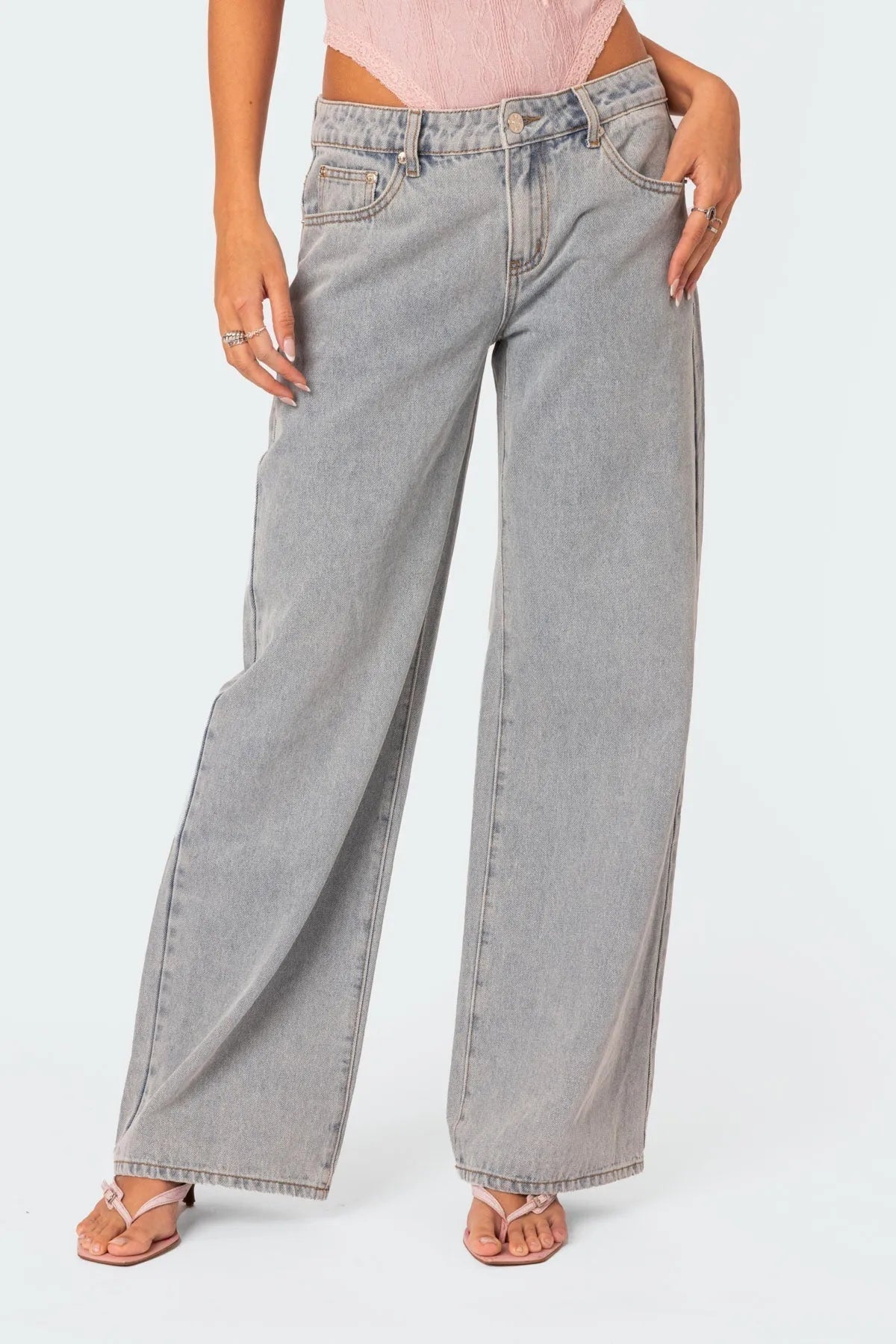 Damen-Jeans mit weitem Bein, hellblauem Denim, hoher Taille und lässigem Schnitt. Perfekt für trendige Streetwear-Looks und modische Outfits.