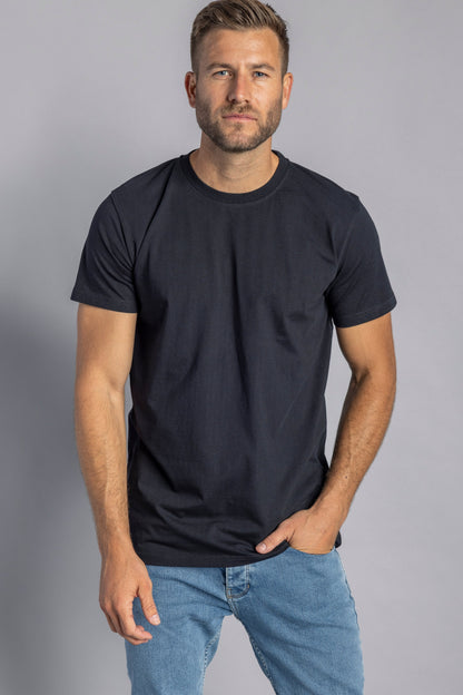 Mann in schwarzem T-Shirt und blauer Jeans, lässige Mode, Herrenbekleidung, Studioaufnahme.