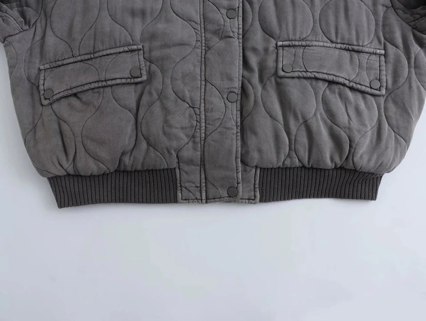 Graue Bomberjacke für Damen, langärmelig, lässig, gesteppt, ideal für Club- und Party-Outfits 2023. Modische, bequeme Oberbekleidung.
