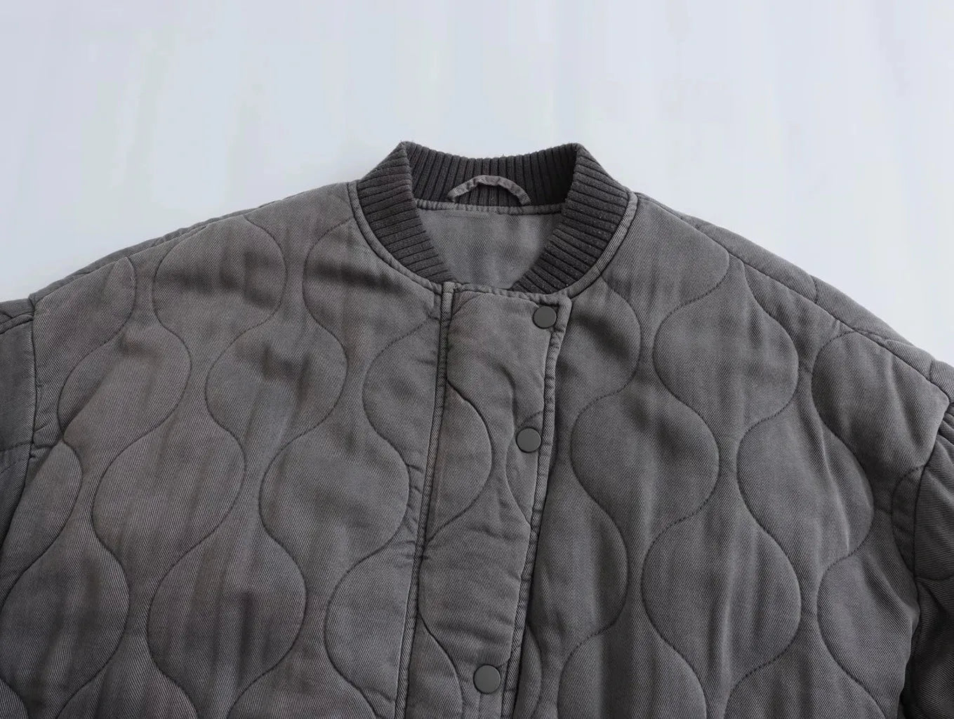 Graue Bomberjacke für Damen, langärmelig, lässig, mit gestepptem Design. Perfekt für Club- und Party-Outfits 2023. Elegante, modische Oberbekleidung.