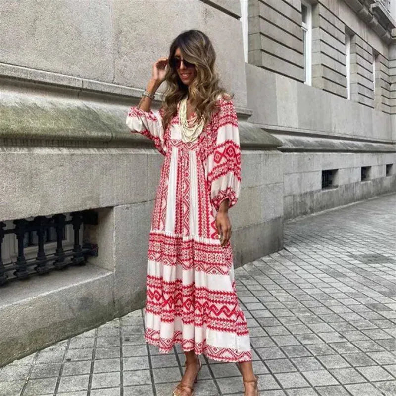 Boho Maxi Kleid mit rotem Ethno-Muster, V-Ausschnitt und langen Laternenärmeln. Perfekt für Sommerurlaub und modische Anlässe.