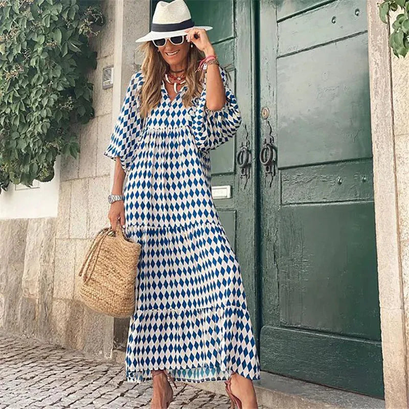 Boho Maxi Kleid mit V-Ausschnitt und Laternenärmeln, blau-weißes Rautenmuster, ideal für Sommerurlaub. Perfekt für modische Frauen.