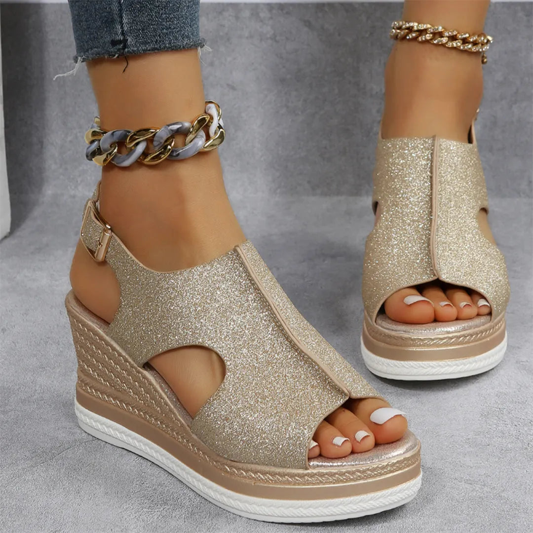 Goldene Keilsandalen mit Glitzer, ideal für Sommermode. Bequeme Plateauschuhe, perfekt für elegante Anlässe und trendige Outfits.