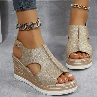 Goldene Keilsandalen mit Glitzer, ideal für Sommermode. Bequeme Plateauschuhe, perfekt für elegante Anlässe und trendige Outfits.