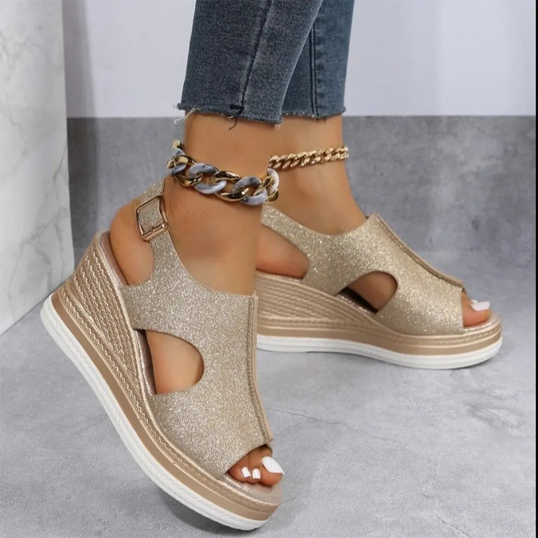 Goldene Keilsandalen mit Glitzer, ideal für Sommermode. Bequeme Plateau-Schuhe für Damen, perfekt kombinierbar mit Jeans und Accessoires.