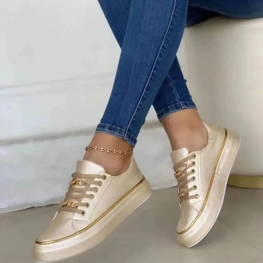 Damen Sneaker in Gold mit Kettenverzierung, modisch und bequem. Perfekt für Freizeit und Alltag. Trendige Schuhe für stilbewusste Frauen.