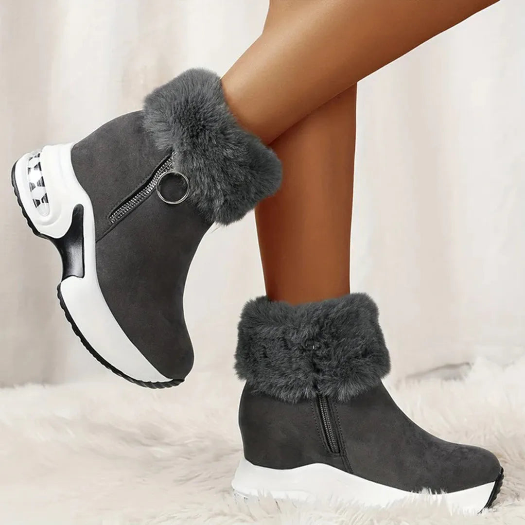 Graue Damenstiefeletten mit Keilabsatz, Kunstfellbesatz und Reißverschluss. Modische Winterstiefel, bequem und stilvoll für kalte Tage.