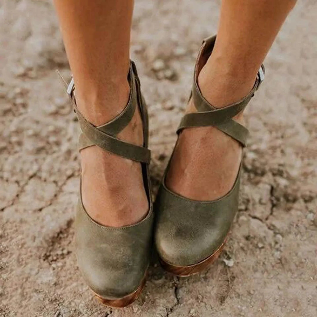 Grüne Damen-Sandalen mit Kreuzriemen, ideal für Sommermode. Bequeme Schuhe aus Leder, perfekt für lässige Outfits und Outdoor-Aktivitäten.