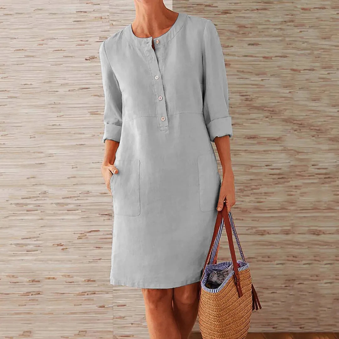 Damen Leinenkleid in Grau, knielang mit Knopfleiste und Taschen. Perfekt für Sommermode, lässiger Stil, ideal für Freizeit und Strand.
