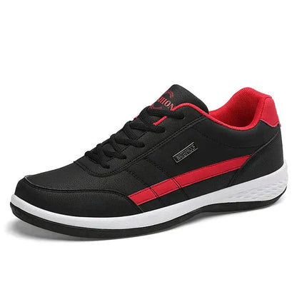 Schwarzer Sneaker mit rotem Akzent, sportliches Design, bequeme Passform, ideal für Freizeit und Sport. Herrenmode, trendige Turnschuhe.