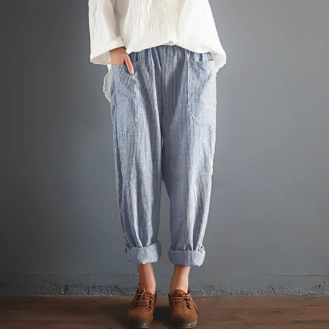 Damenhose aus Baumwolle, gestreift, lässig, mit elastischem Bund. Perfekt für Freizeit und Alltag. Bequeme Passform, modischer Look.
