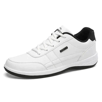 Weißer Sneaker mit schwarzem Akzent, ideal für Herren. Bequeme Sportschuhe, modisch und vielseitig. Perfekt für Freizeit und Sport.