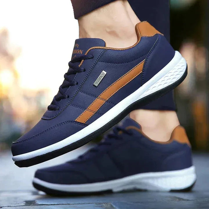 Dunkelblaue Sneaker mit braunen Akzenten, bequeme Sportschuhe für Herren, rutschfeste Sohle, ideal für Freizeit und Sport. Hochwertige Materialien.