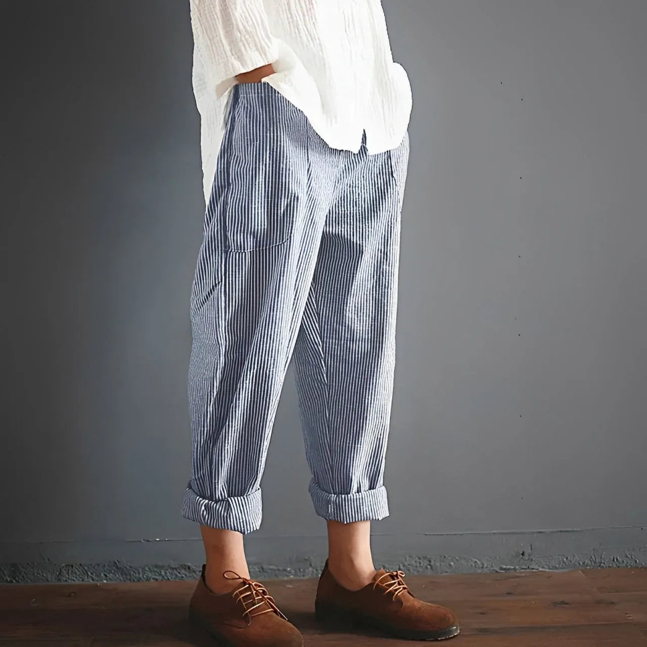 Gestreifte Leinenhose für Damen, lässig und bequem, ideal für Sommermode. Perfekt kombinierbar mit weißen Blusen und braunen Schuhen.