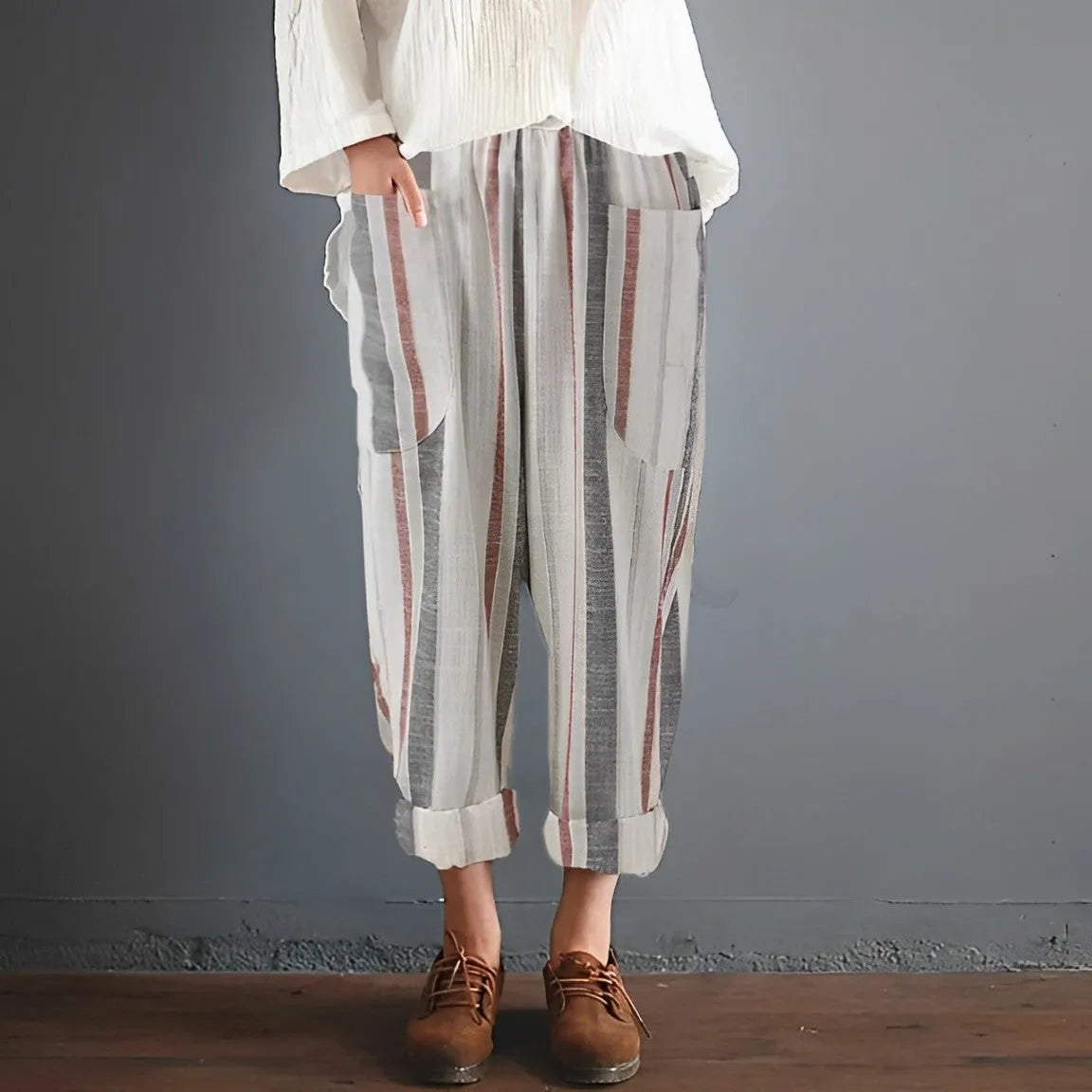 Damenhose mit Streifenmuster, lässig geschnitten, aus Leinen-Baumwoll-Mix. Perfekt für Freizeit und Alltag. Bequeme Passform, modischer Look.