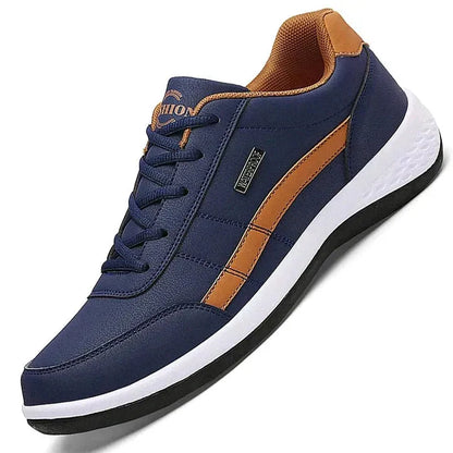 Moderner blauer Sneaker mit braunen Akzenten, bequemer Sportschuh für Herren, ideal für Freizeit und Sport, rutschfeste Sohle, trendiges Design.