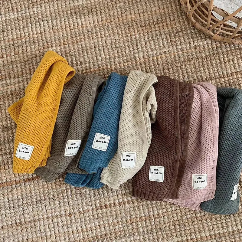 Bunte Babystrumpfhosen aus Baumwolle auf Teppich, ideal für Herbstmode. Weiche, atmungsaktive Materialien, perfekt für Komfort und Stil.