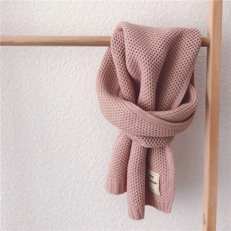 Rosa Strickschal aus Baumwolle, elegant und warm, ideal für Herbst und Winter. Modisches Accessoire, weiches Material, vielseitig kombinierbar.