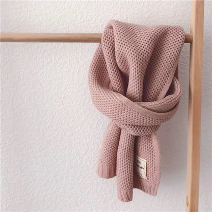 Rosa Strickschal aus Baumwolle, elegant und warm, ideal für Herbst und Winter. Modisches Accessoire, weiches Material, vielseitig kombinierbar.
