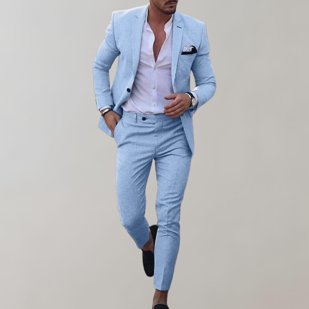 Hellblauer Herrenanzug mit Blazer und Hose, ideal für elegante Anlässe. Perfekt kombiniert mit weißem Hemd und Einstecktuch.