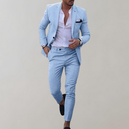 Hellblauer Herrenanzug mit Blazer und Hose, ideal für elegante Anlässe. Perfekt kombiniert mit weißem Hemd und Einstecktuch.