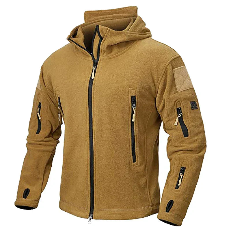 Herren Outdoor Fleecejacke mit Kapuze, warm und taktisch, ideal zum Wandern. Mehrere Taschen, Reißverschlüsse, militärischer Stil, beige.
