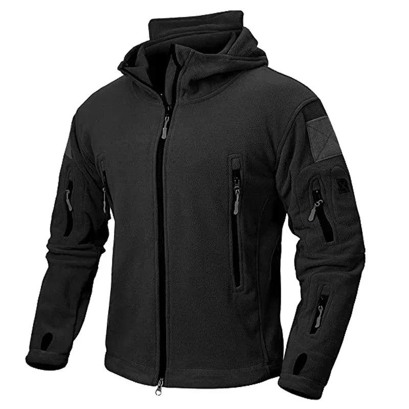 Herren Outdoor Fleecejacke mit Kapuze, warm und taktisch, ideal für Wandern. Mehrere Taschen, robustes Design, perfekt für kaltes Wetter.
