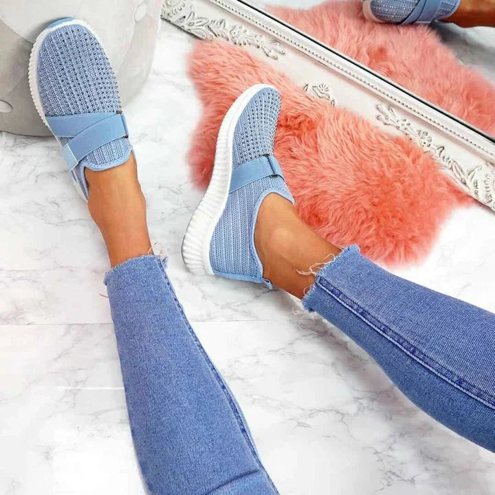 Damen Slip-On Sneaker blau mit Klettverschluss, bequem, verbessert Gehhaltung, modisch.