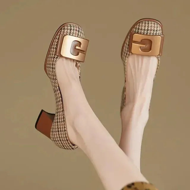 Elegante Damen High Heels mit Karomuster und Blockabsatz, ideal für Sommerpartys. Designer-Schuhe 2024, stilvoll und modern.