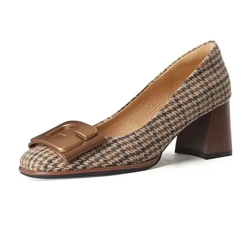 Elegante Damen High Heels mit Karomuster, Blockabsatz und Schnalle. Perfekt für Sommerpartys. Designer-Schuhe 2024, modisch und bequem.