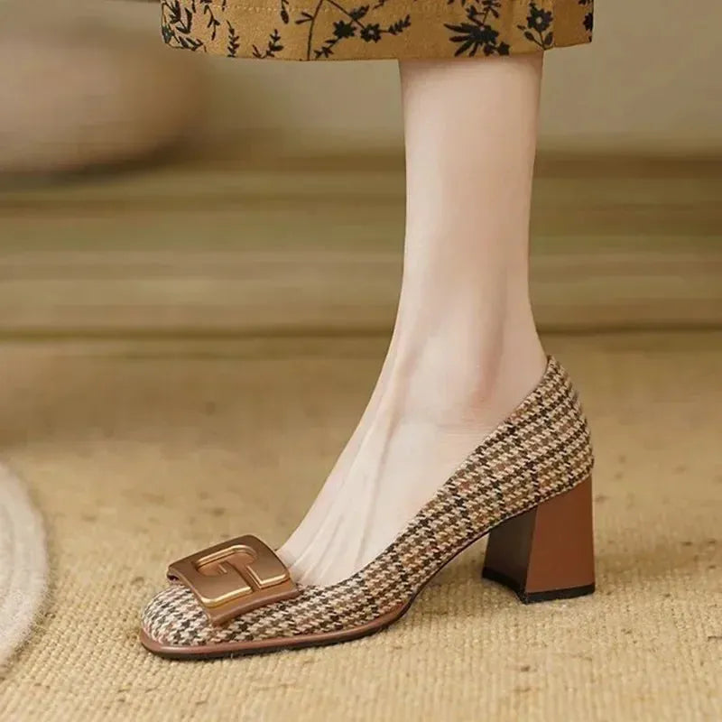 Elegante Damen High Heels mit Blockabsatz, kariertes Design, ideal für Sommerpartys. Modische, bequeme Schuhe für stilvolle Auftritte.
