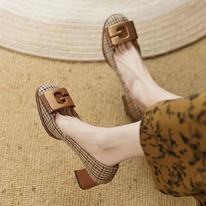 Elegante Damen High Heels mit Blockabsatz, kariertes Design, ideal für Sommerpartys. Modische, bequeme Schuhe für stilvolle Auftritte.
