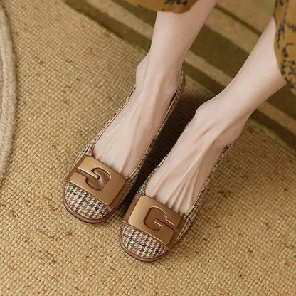 Elegante Damen-Ballerinas mit kariertem Muster und markantem G-Logo. Perfekt für Sommerpartys. Modische, flache Schuhe 2024.