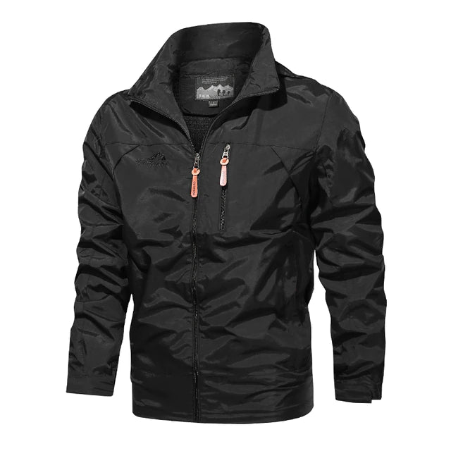 Schwarze Herren-Windjacke, wasserabweisend, atmungsaktiv, ideal für Outdoor-Aktivitäten. Robustes Design mit Reißverschlusstaschen.