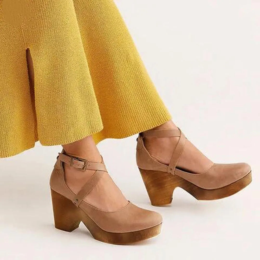 Damen-Keilabsatzschuhe in Khaki mit Riemen, kombiniert mit gelbem Rock. Modische, bequeme Schuhe für stilvolle Outfits. Ideal für Herbstmode.