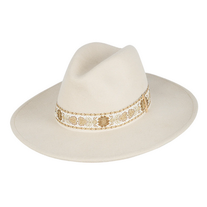 Beiger Fedora-Hut mit breiter Krempe, dekorativem Band, Damenmode, stilvoller Kopfbedeckung.